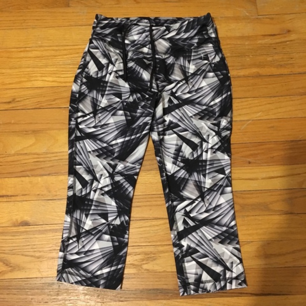 Black/Grey Geometric Cropped Leggings